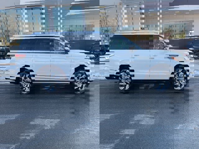 Used 2022 Lincoln Navigator L Reserve image 9