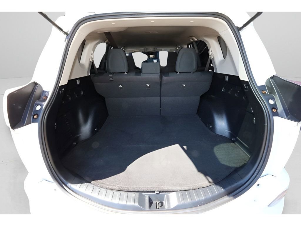 Used 2018 Toyota RAV4 LE image 14