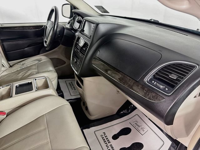 Used 2013 Chrysler Town & Country Touring FWD image 31