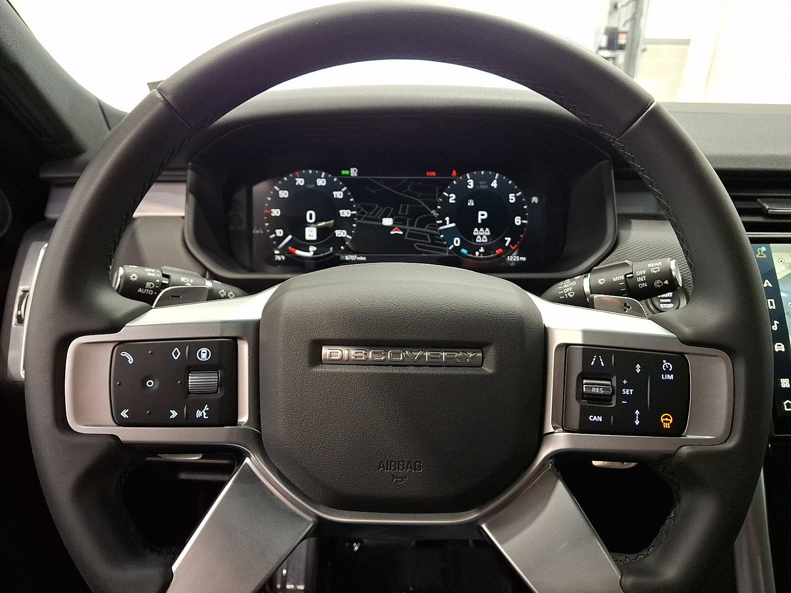 Certified 2025 Land Rover Discovery Dynamic SE AWD/4WD image 20