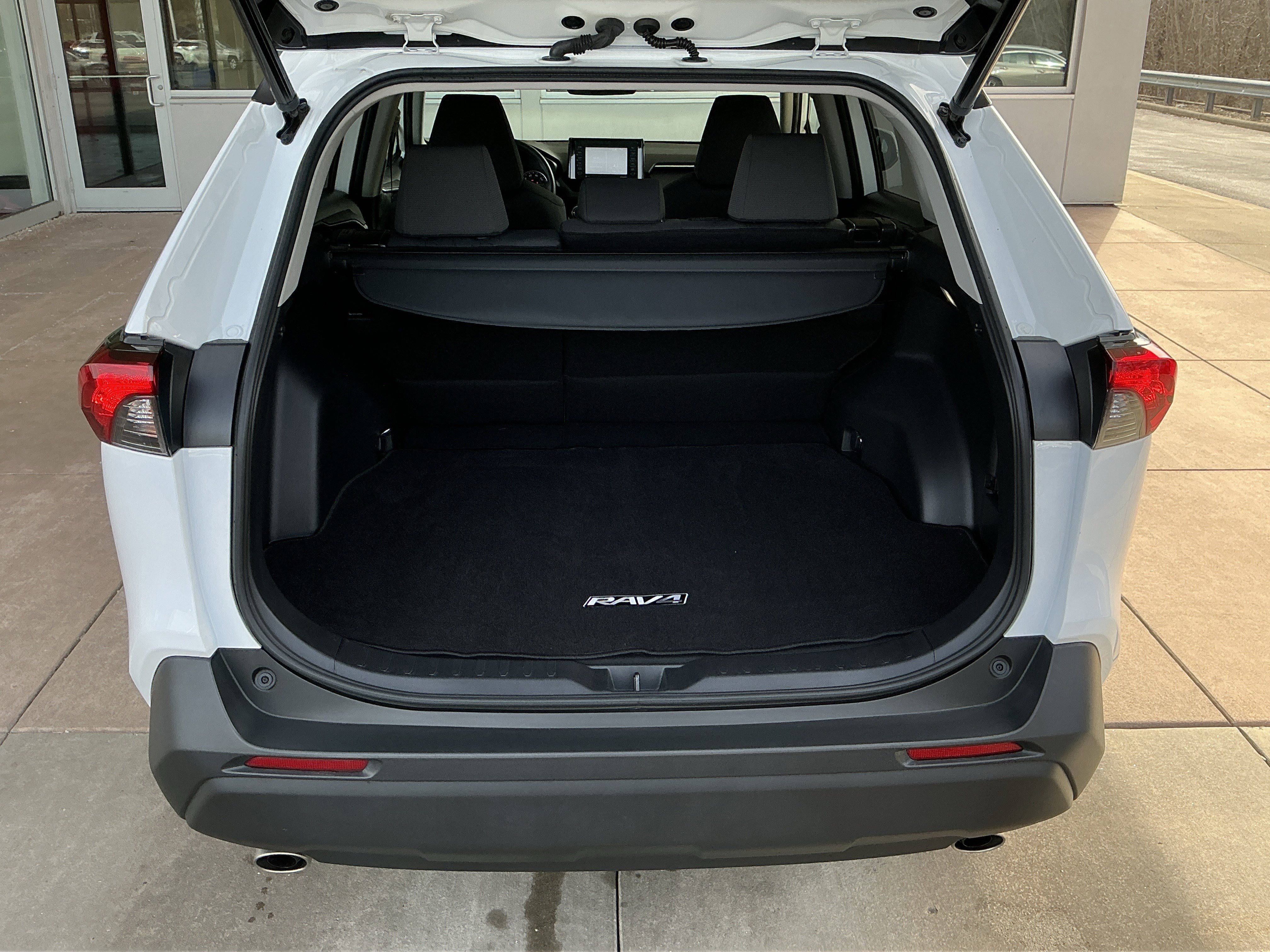 Used 2022 Toyota RAV4 XLE w/ Convenience Package image 24