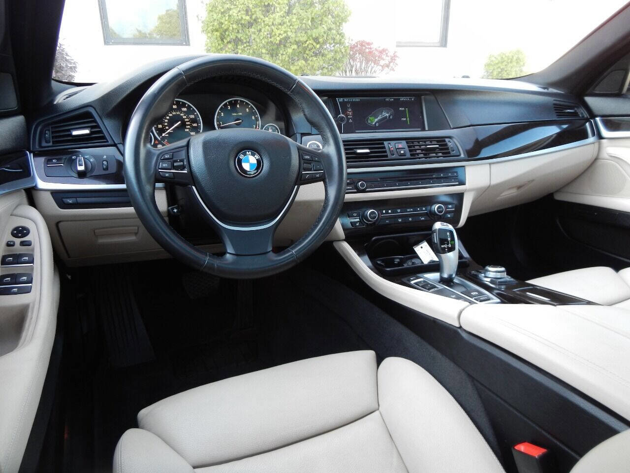 Used 2012 BMW 550i xDrive Sedan image 31