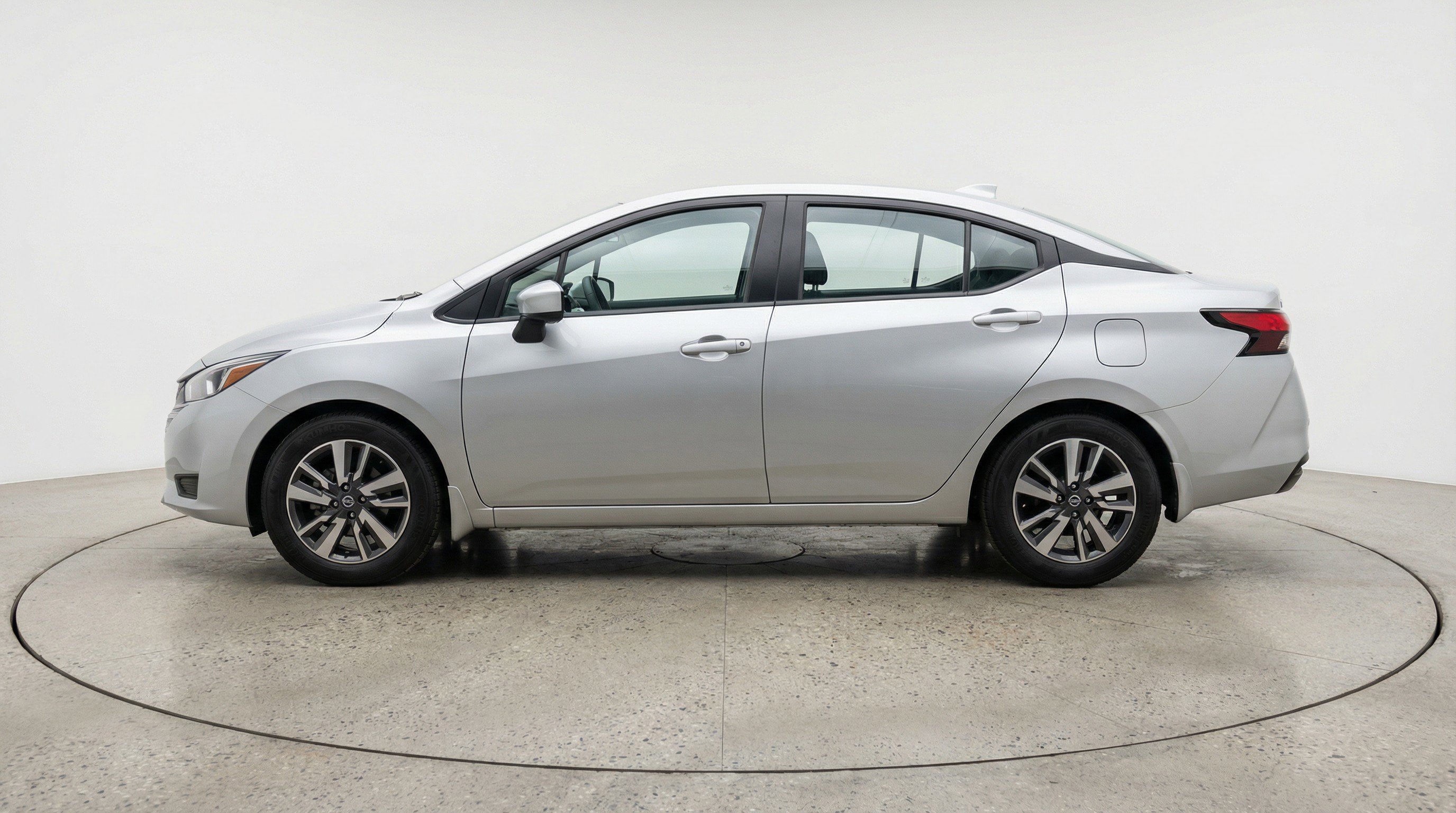 Used 2025 Nissan Versa SV image 5