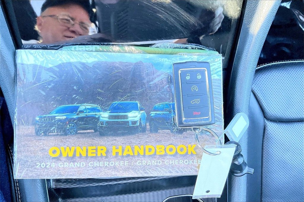 Used 2024 Jeep Grand Cherokee L Limited w/ Luxury Tech Group II image 10