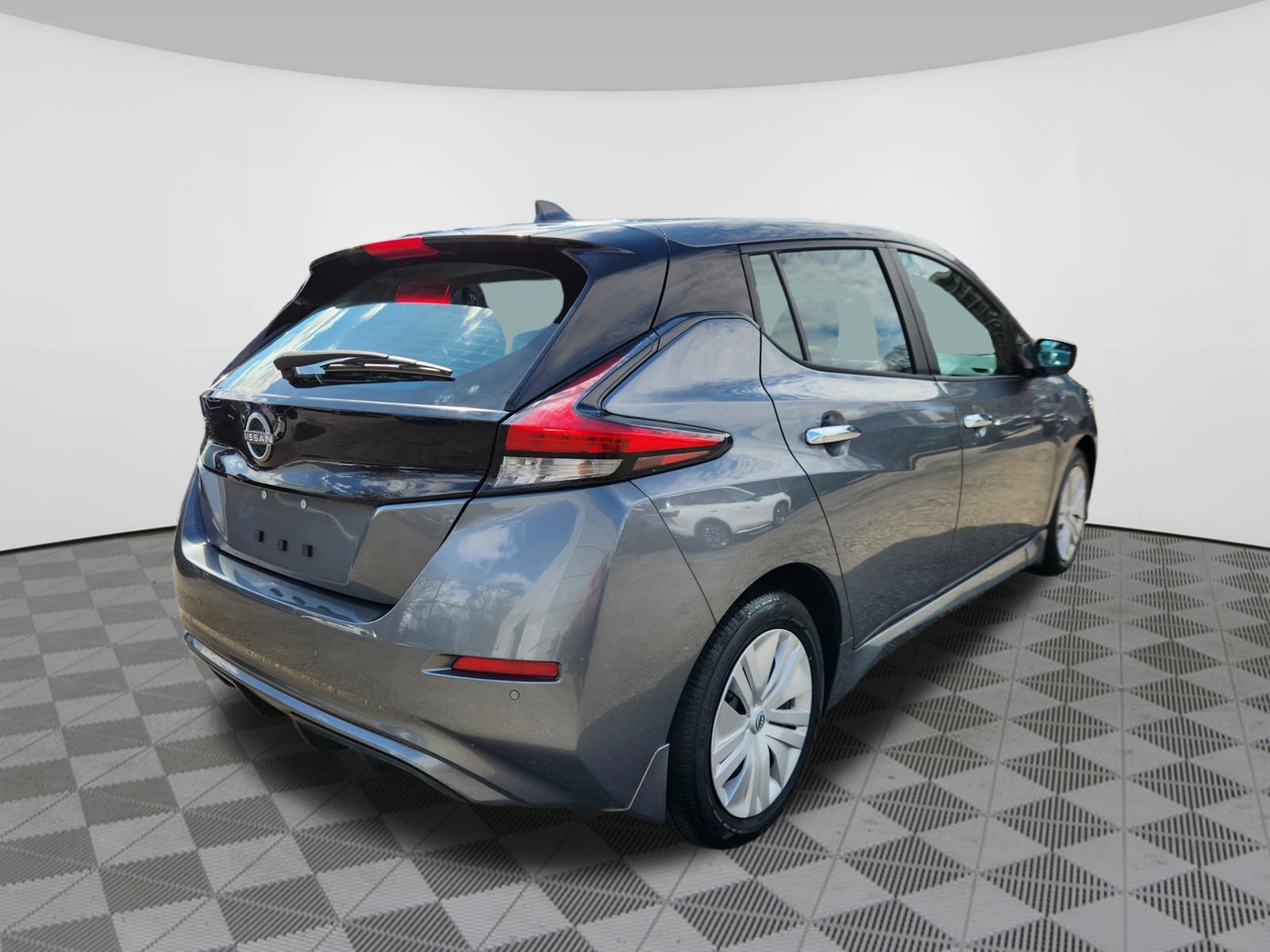 Used 2024 Nissan Leaf S image 4