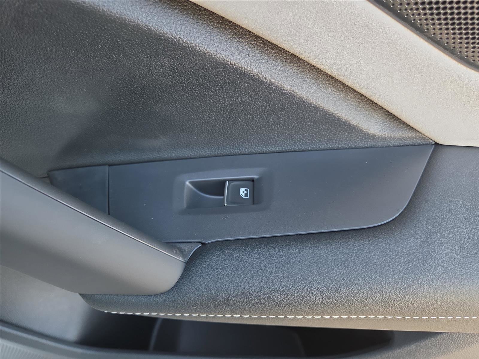 New 2025 Volkswagen Tiguan SE image 32