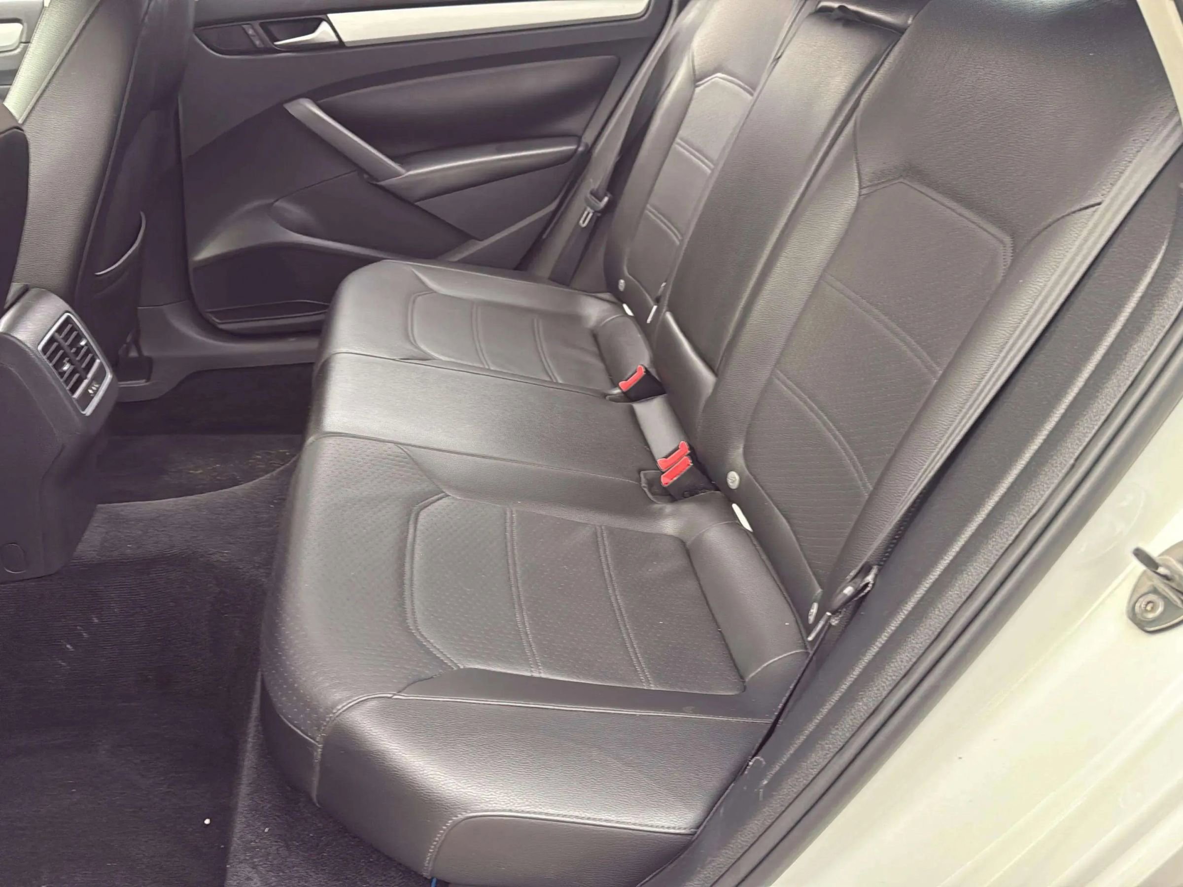 Used 2013 Volkswagen Passat TDI SE image 16