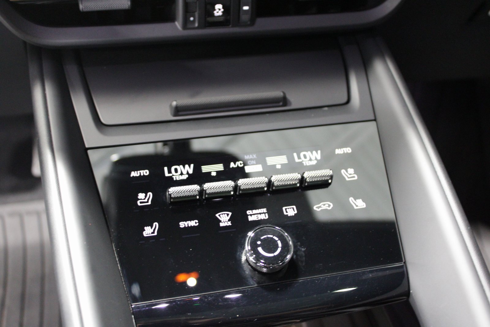 Certified 2024 Porsche Macan 4 Electric image 32