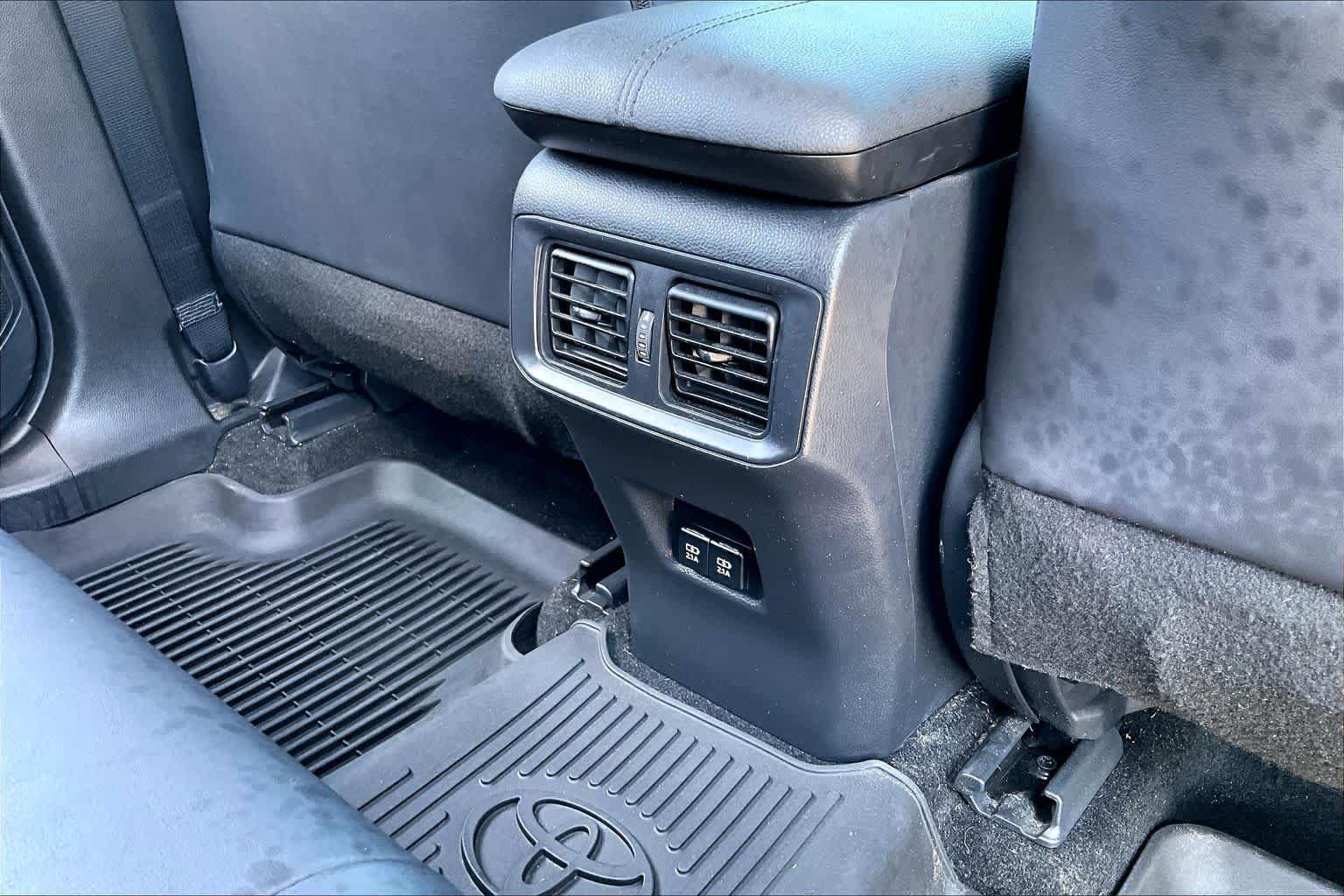 Used 2020 Toyota RAV4 XLE Premium FWD image 10