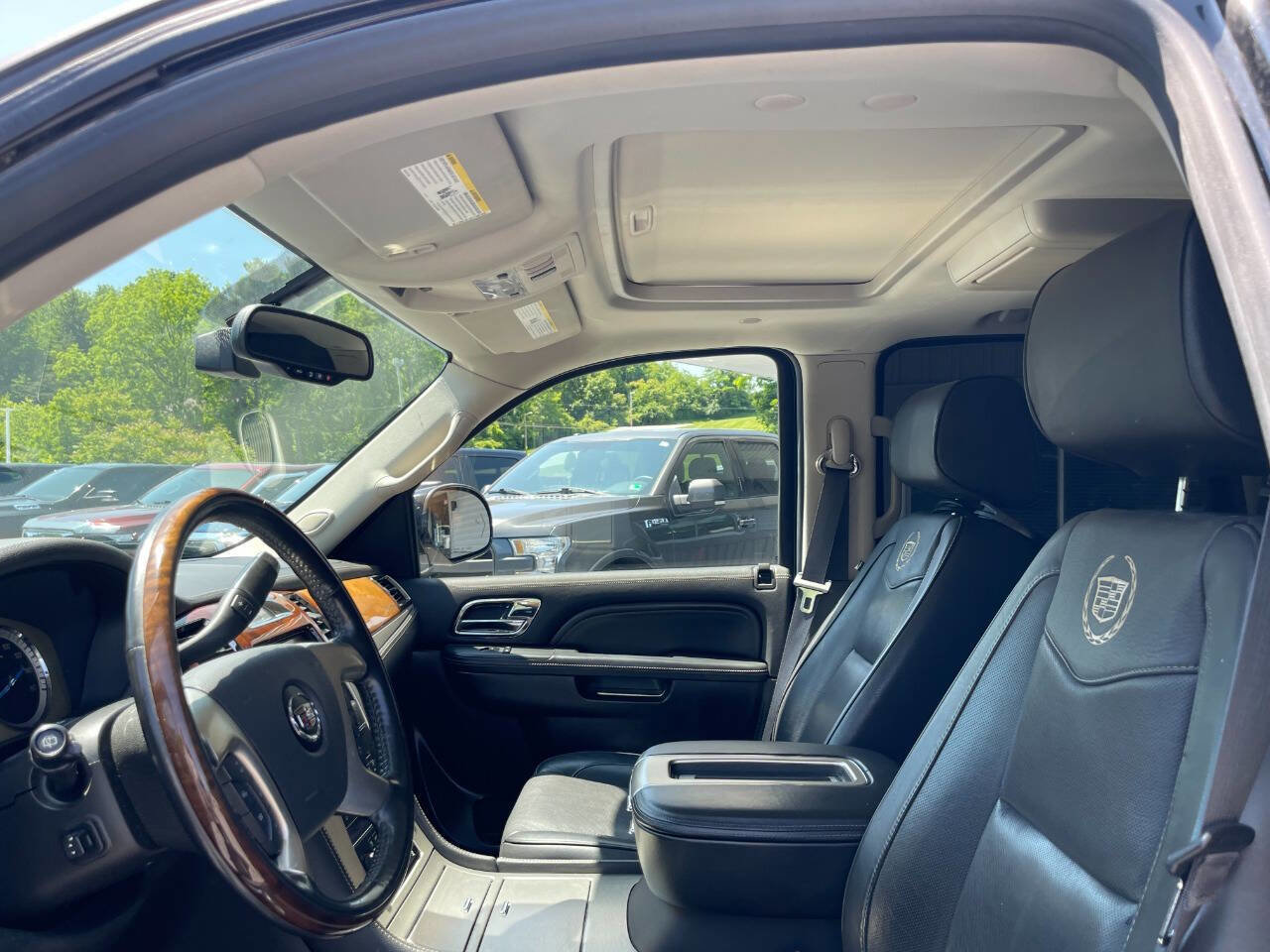 Used 2014 Cadillac Escalade Platinum image 17