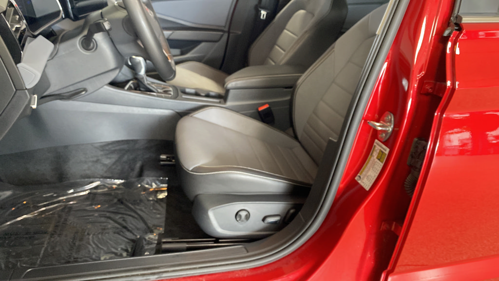 Used 2025 Volkswagen Jetta SE FWD image 9