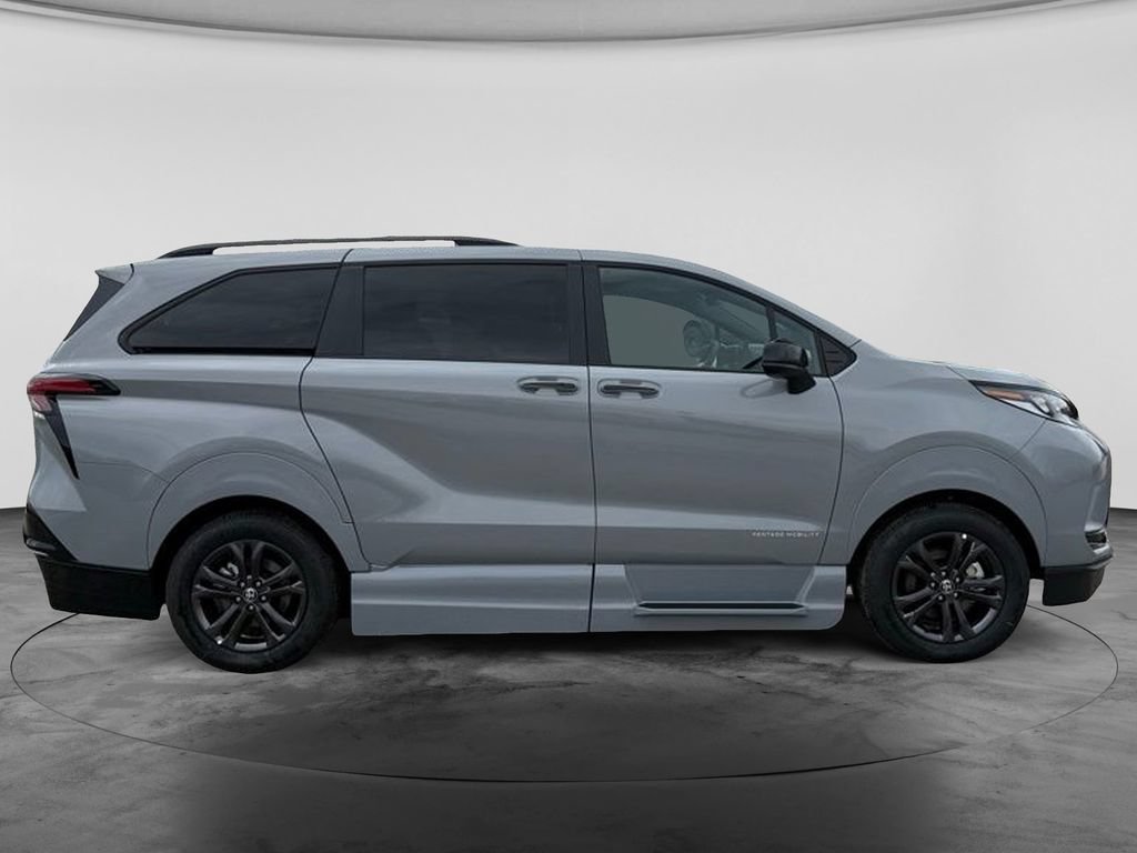 Used 2025 Toyota Sienna XSE w/ XSE Plus Package AWD/4WD image 10