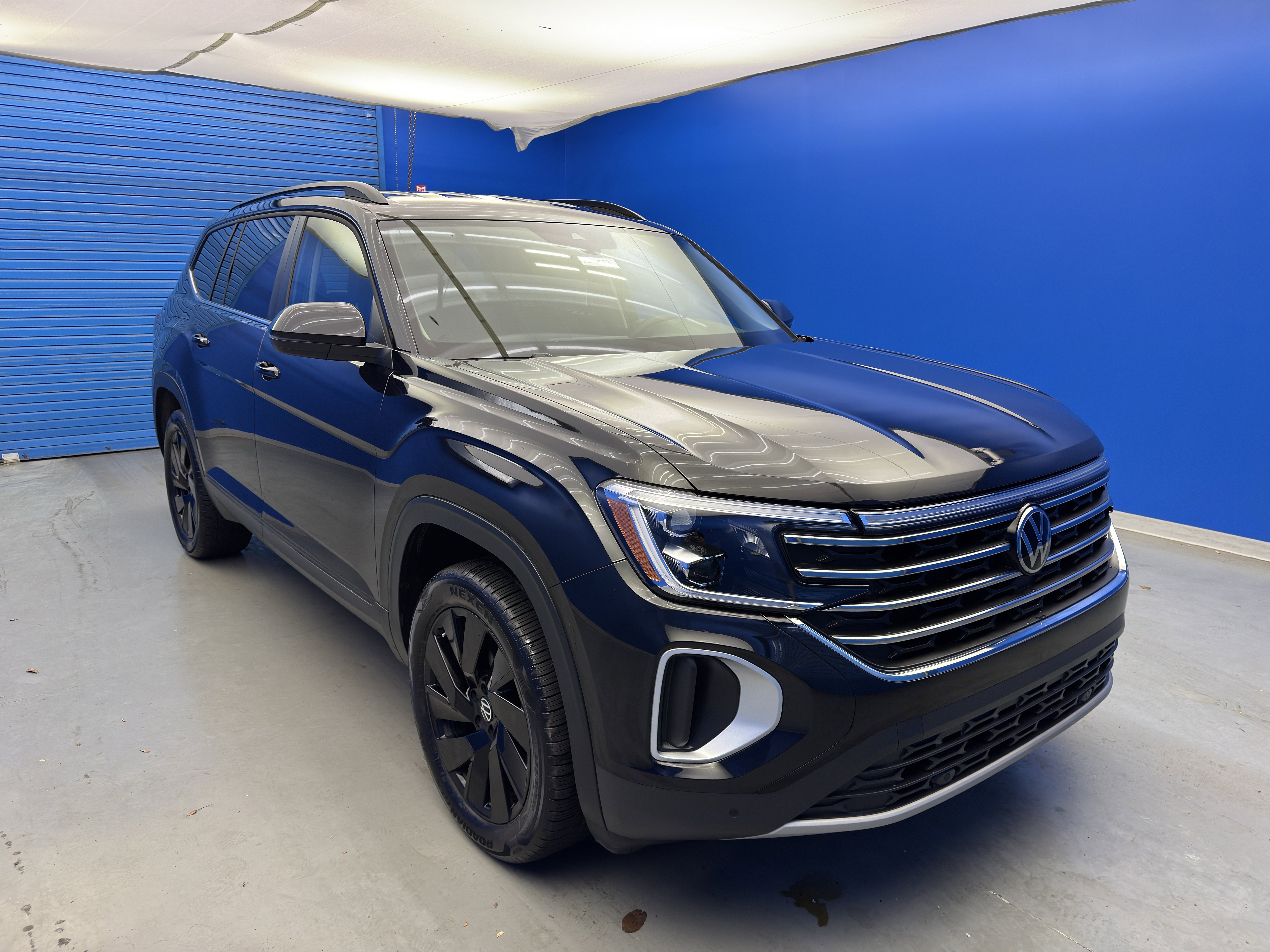 Certified 2025 Volkswagen Atlas SE w/ Black Wheel Package image 2