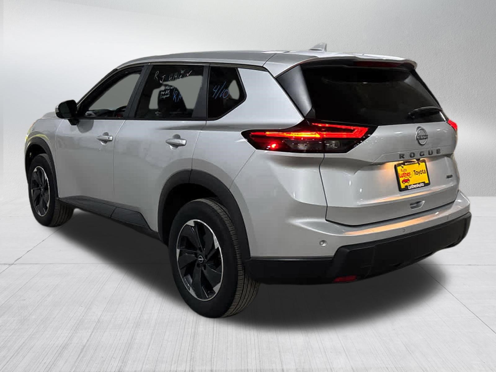 Used 2025 Nissan Rogue SV image 6