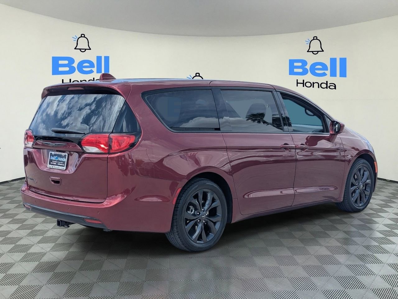Used 2020 Chrysler Pacifica Touring w/ S Appearance Package FWD image 4
