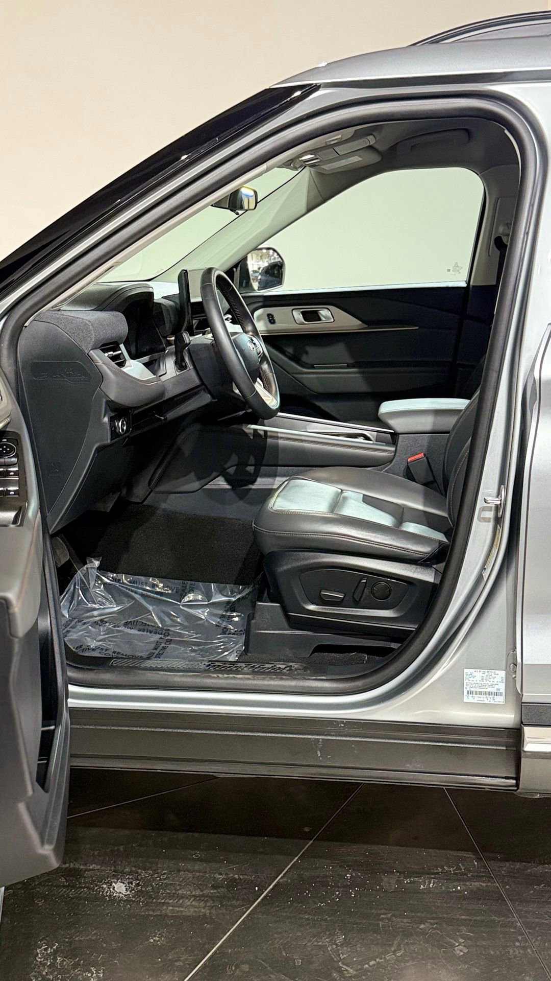 Used 2025 Ford Explorer Active w/ Active Comfort Package image 43