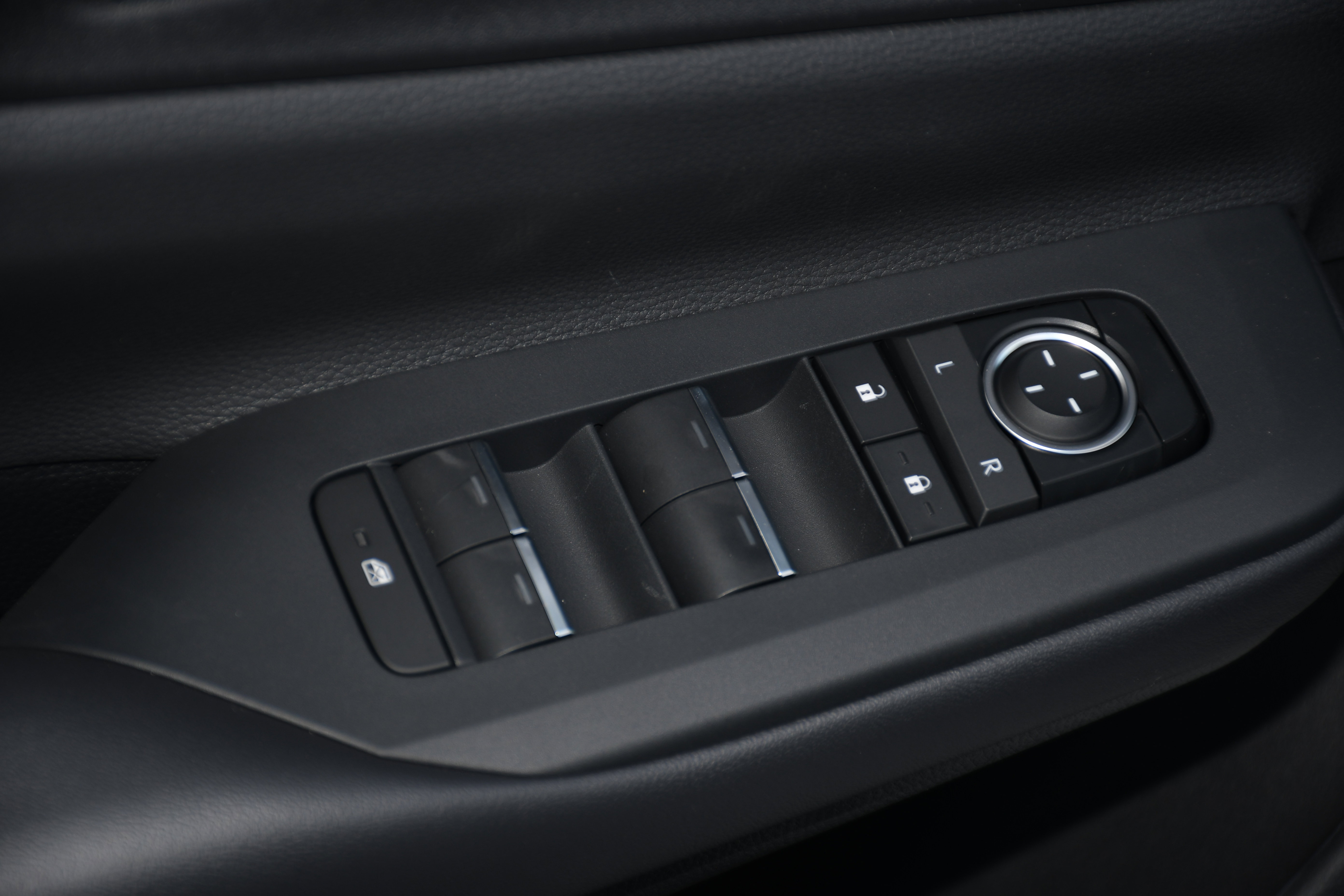 New 2026 Toyota Prius Plug-In Hybrid FWD image 6