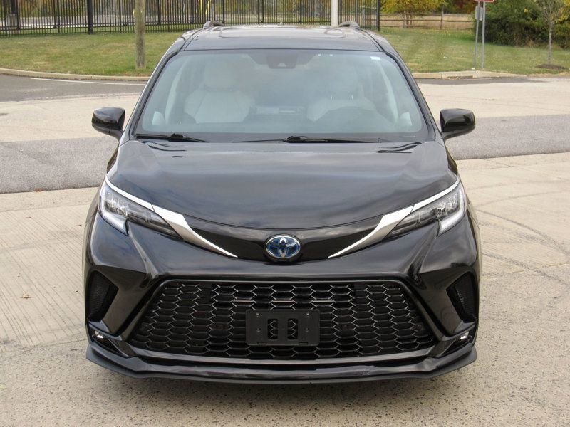 Used 2023 Toyota Sienna XSE image 5