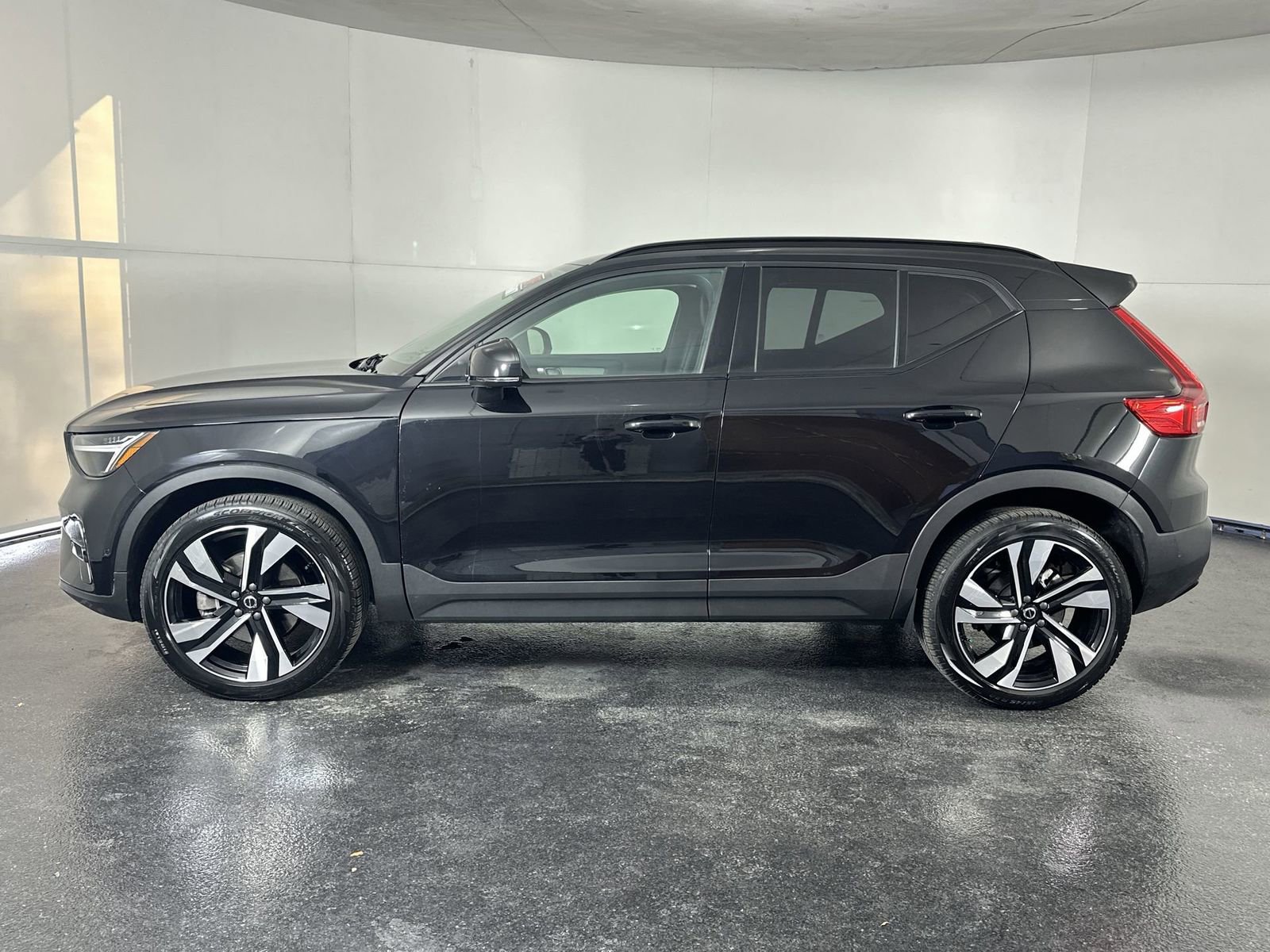Used 2025 Volvo XC40 B5 Plus image 5