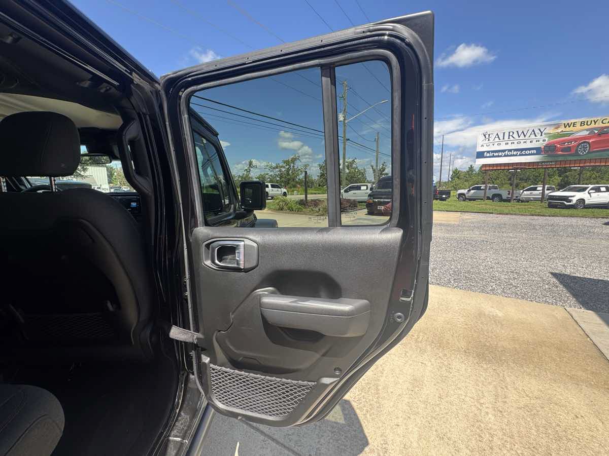 Used 2025 Jeep Wrangler Unlimited Rubicon w/ Convenience Group AWD/4WD image 27