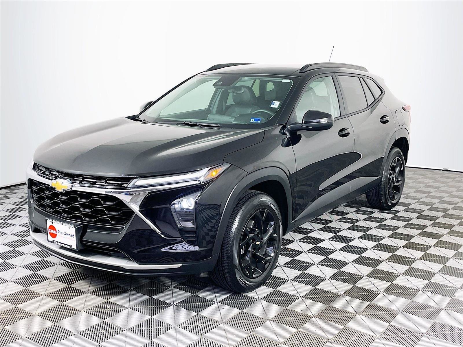 Used 2025 Chevrolet Trax LT w/ LT Convenience Package image 3