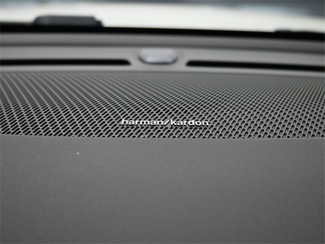 Used 2024 Volvo XC40 B5 Plus image 29