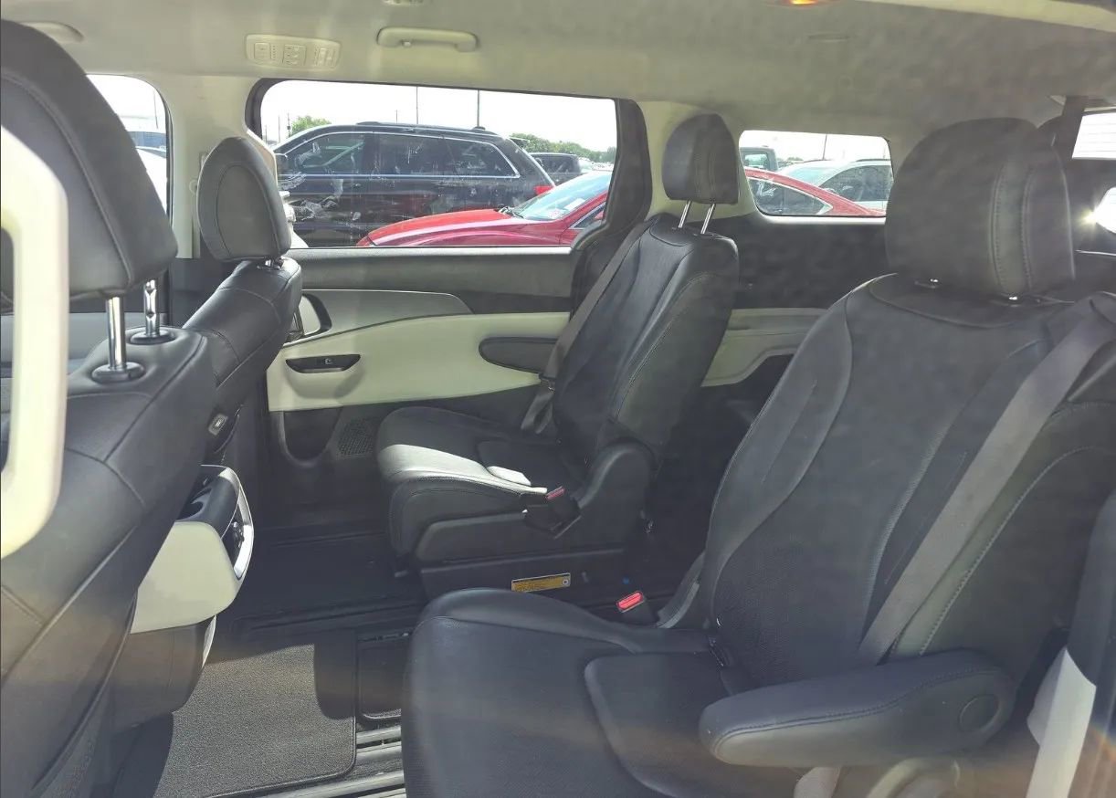 Used 2022 Kia Carnival LX FWD image 41