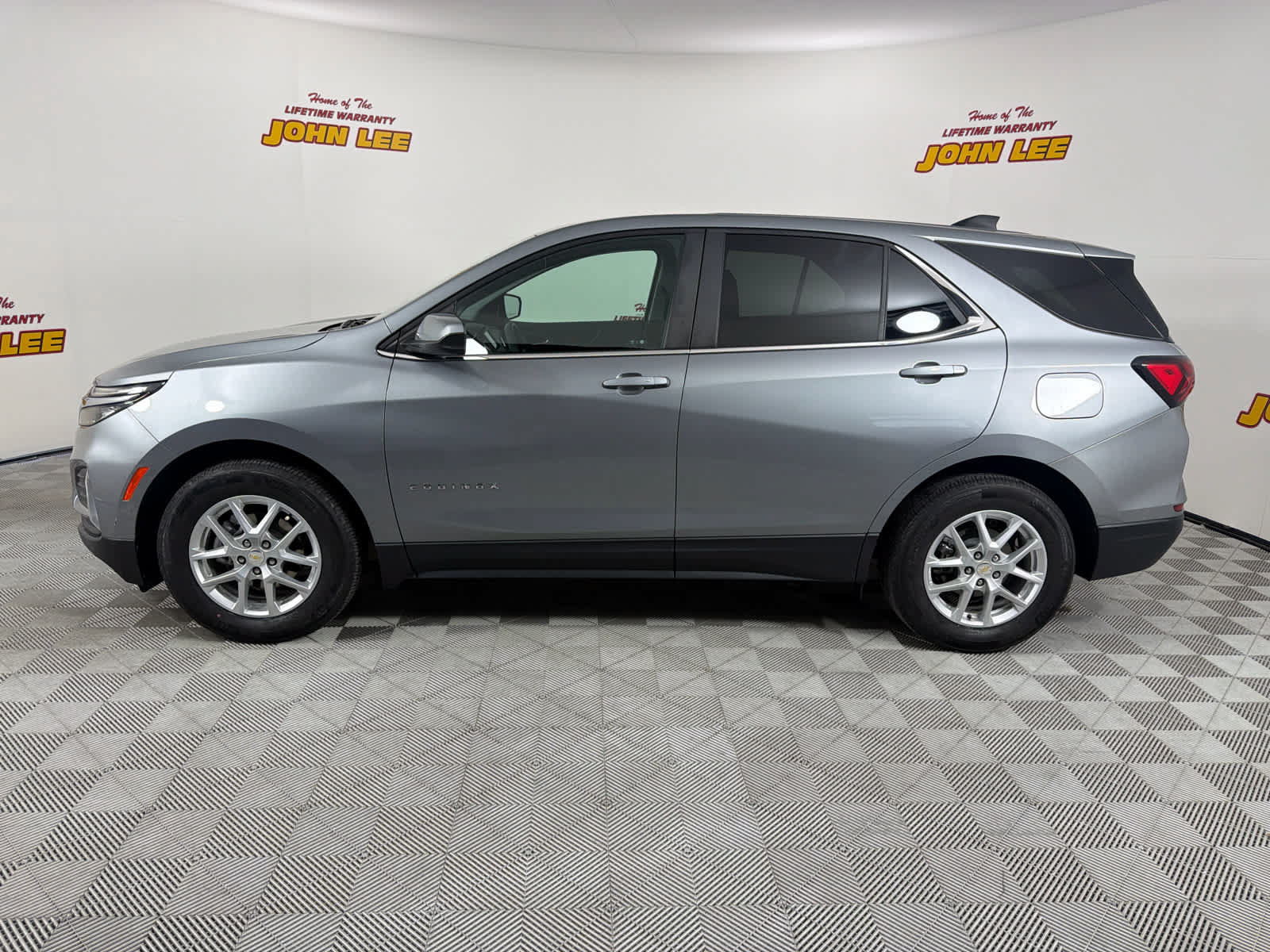 Used 2023 Chevrolet Equinox LT FWD image 2