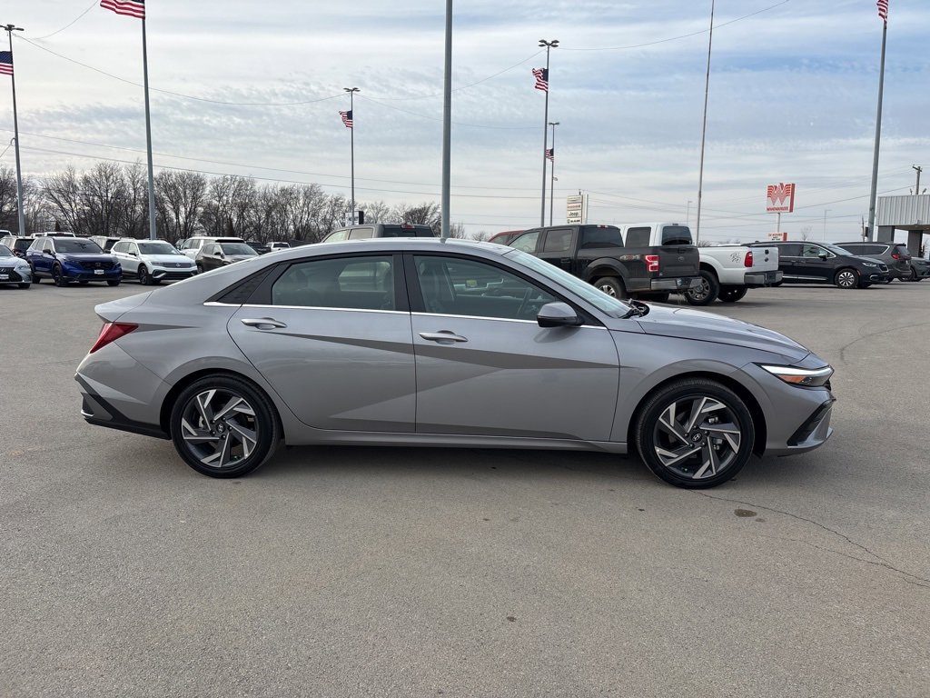 Used 2025 Hyundai Elantra Limited image 2