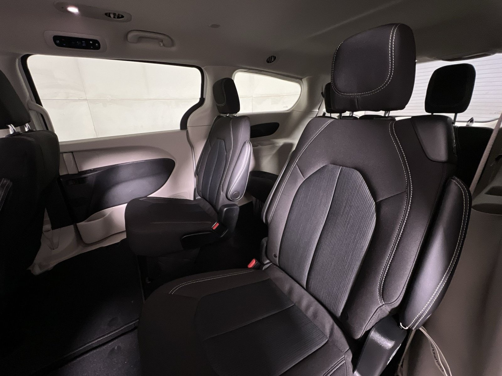 Used 2022 Chrysler Voyager LX FWD image 24