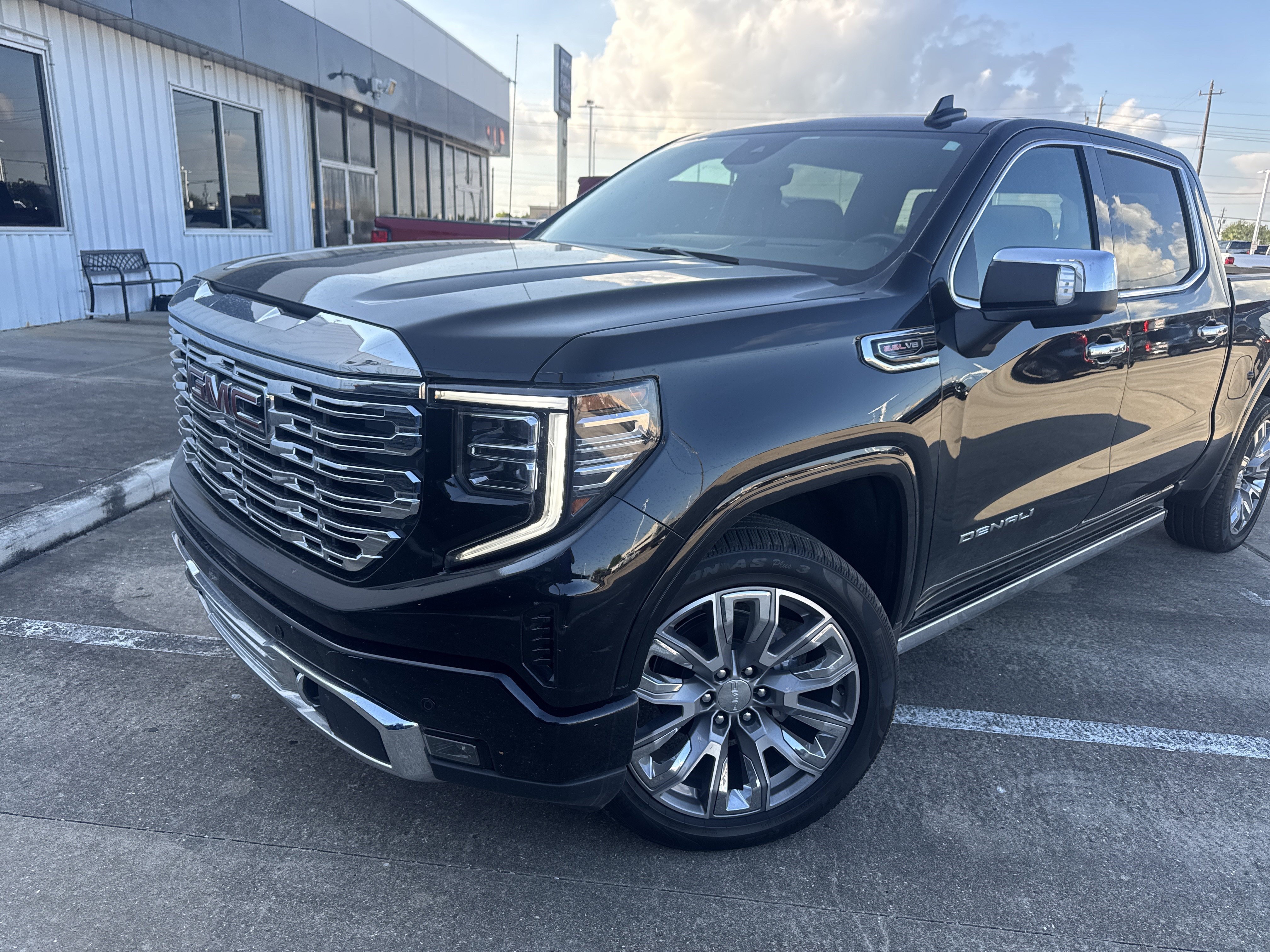 Used 2024 GMC Sierra 1500 Denali w/ Denali Reserve Package AWD/4WD image 2