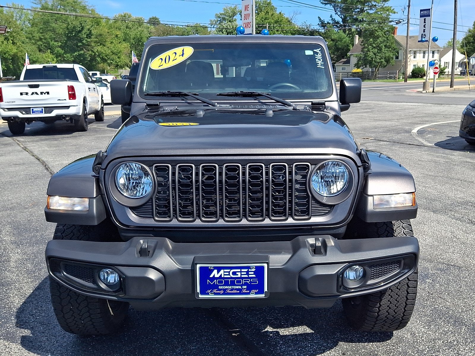 Certified 2024 Jeep Gladiator Sport AWD/4WD image 2
