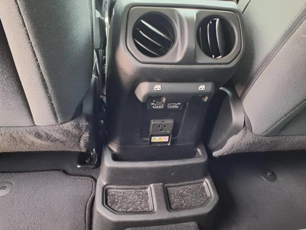 Used 2024 Jeep Wrangler Unlimited Sahara AWD/4WD image 7