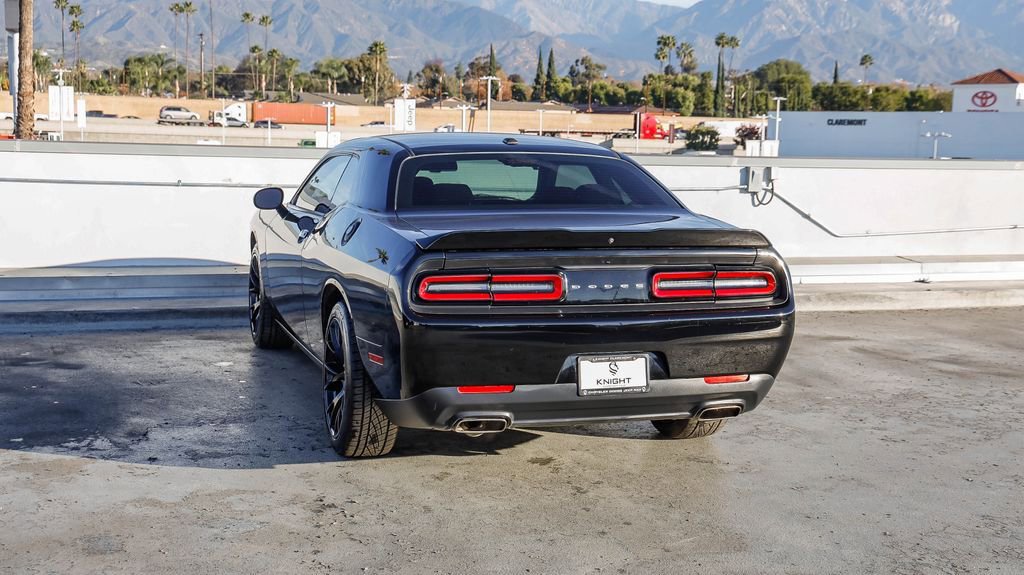 Used 2018 Dodge Challenger SXT image 7