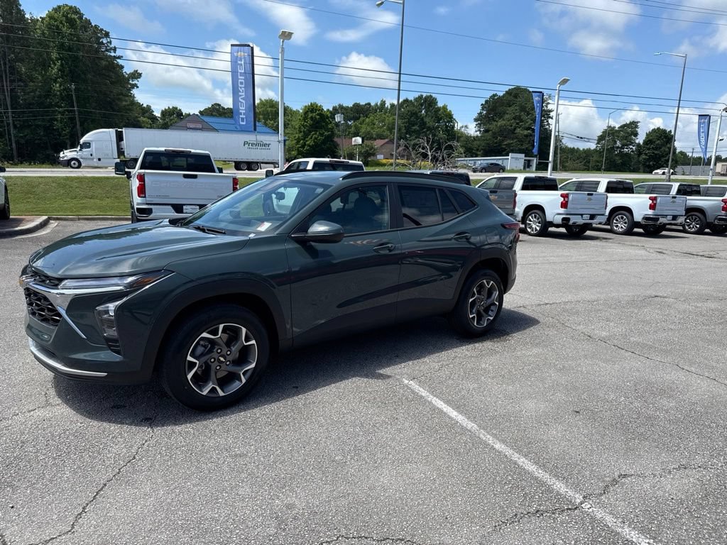 New 2026 Chevrolet Trax LT w/ LT Convenience Package FWD image 2
