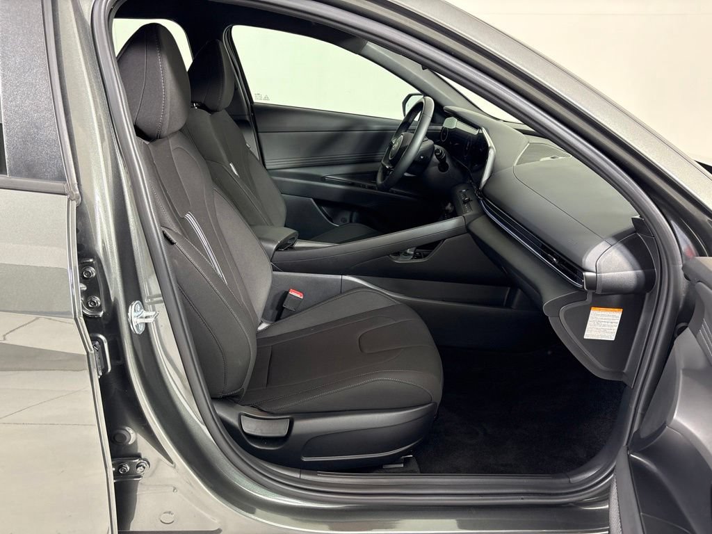 Certified 2025 Hyundai Elantra SEL FWD image 12