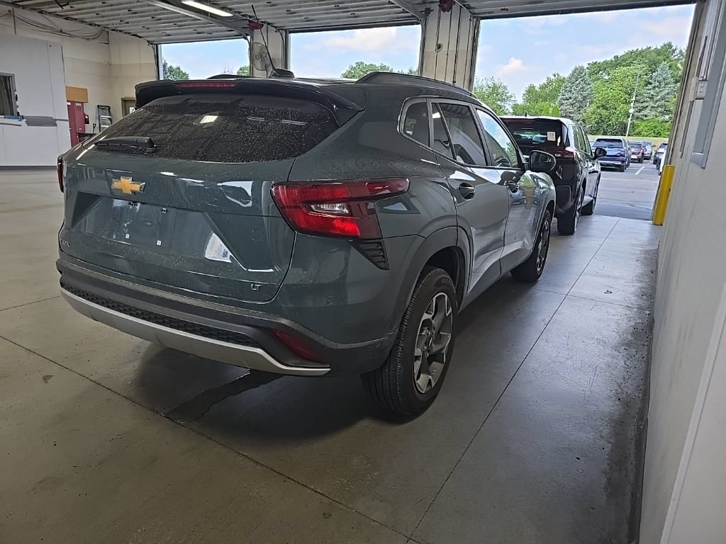 Used 2025 Chevrolet Trax LT FWD image 4