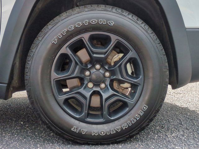Used 2021 Jeep Cherokee Trailhawk w/ Comfort/Convenience Group AWD/4WD image 12