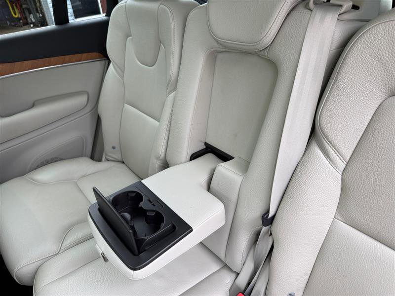 Used 2021 Volvo XC90 T6 Momentum w/ Climate Package AWD/4WD image 16