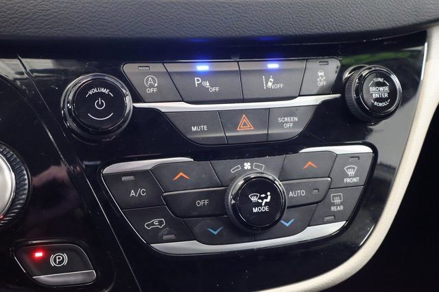 Used 2023 Chrysler Pacifica Touring-L image 19