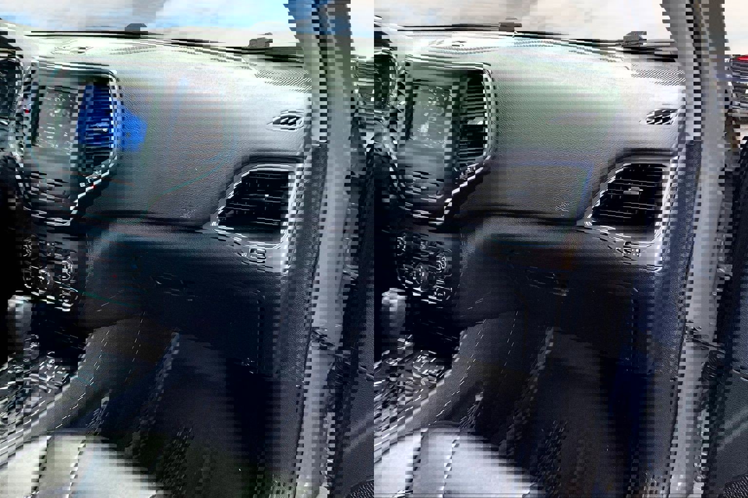 Used 2019 Jeep Cherokee Latitude Plus w/ Cold Weather Group image 18