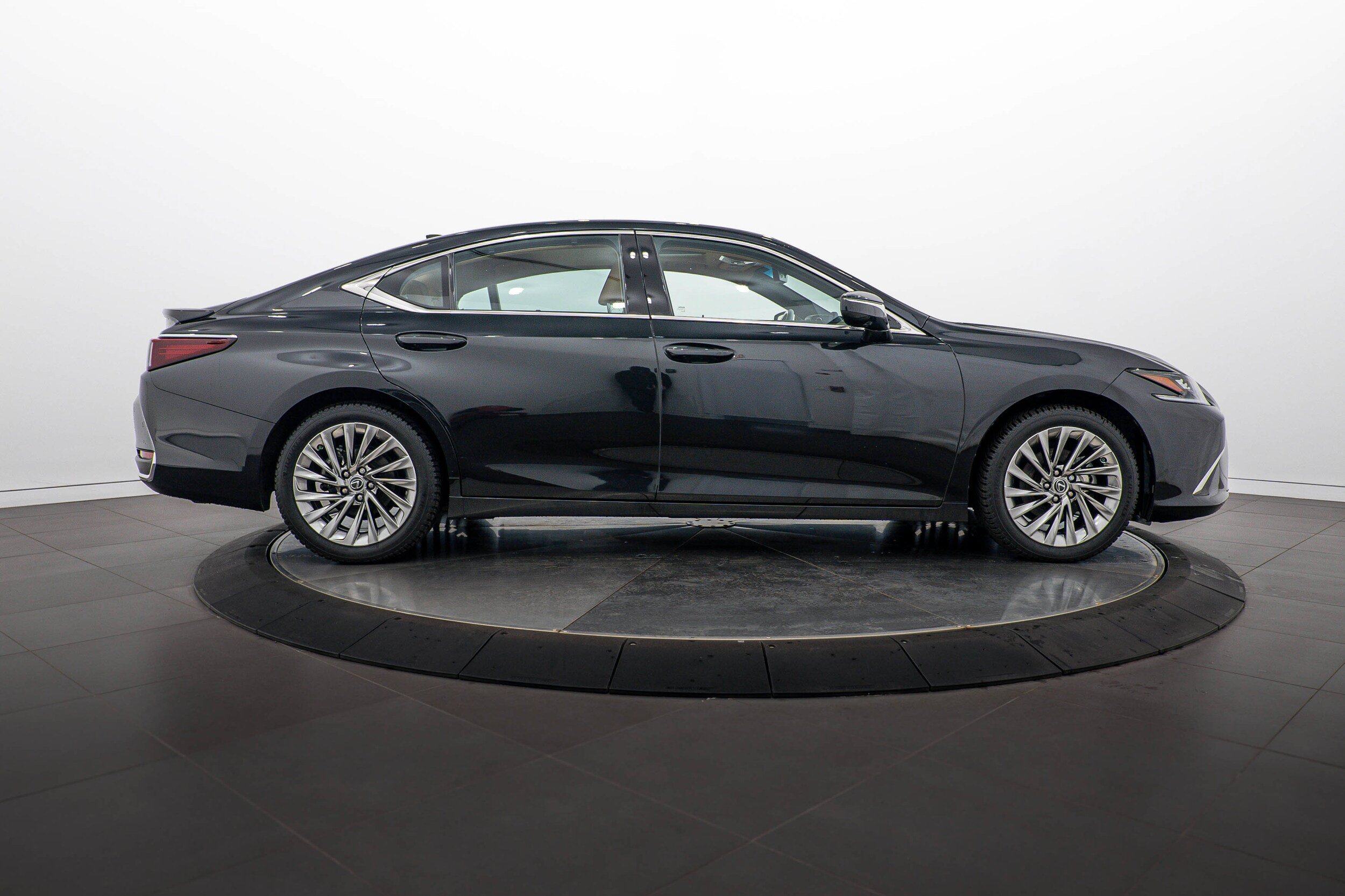 Used 2023 Lexus ES 300h Ultra Luxury w/ Accessory Package (Z2) FWD image 3
