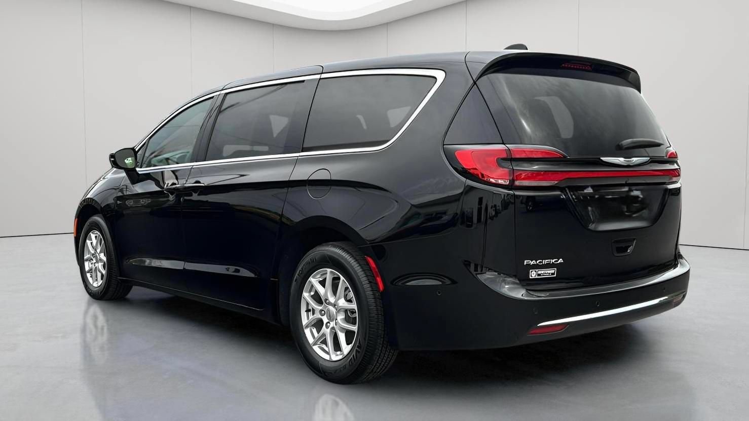 New 2025 Chrysler Pacifica Select FWD image 8