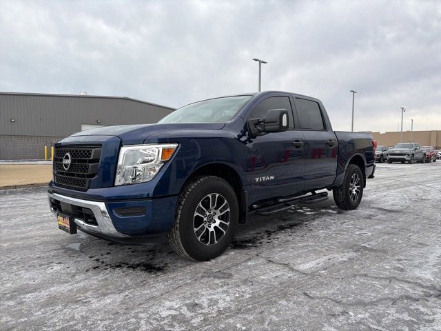Used 2024 Nissan Titan SV w/ SV Convenience Package image 3