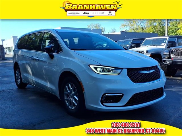 New 2026 Chrysler Pacifica Select