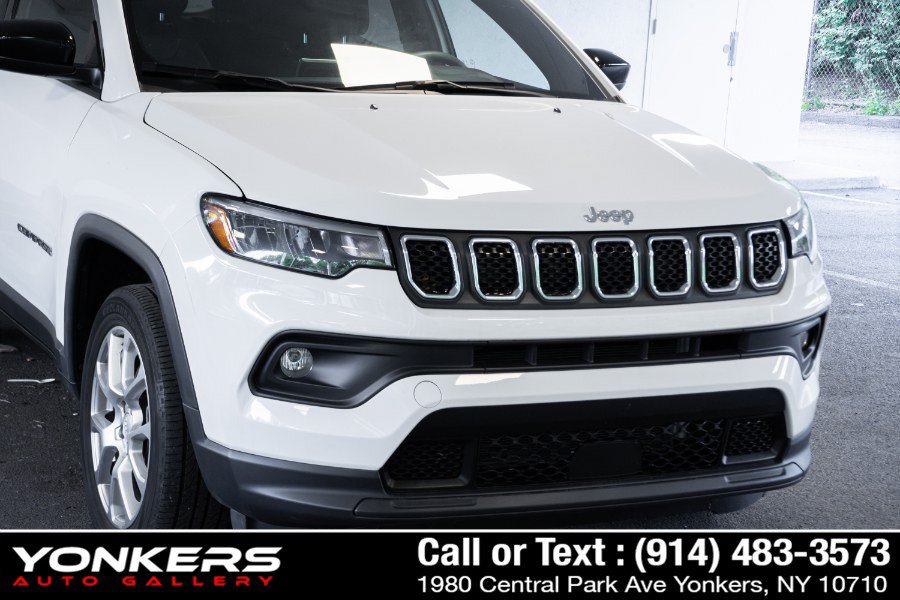 Used 2023 Jeep Compass Latitude w/ Sun and Sound Group AWD/4WD image 40