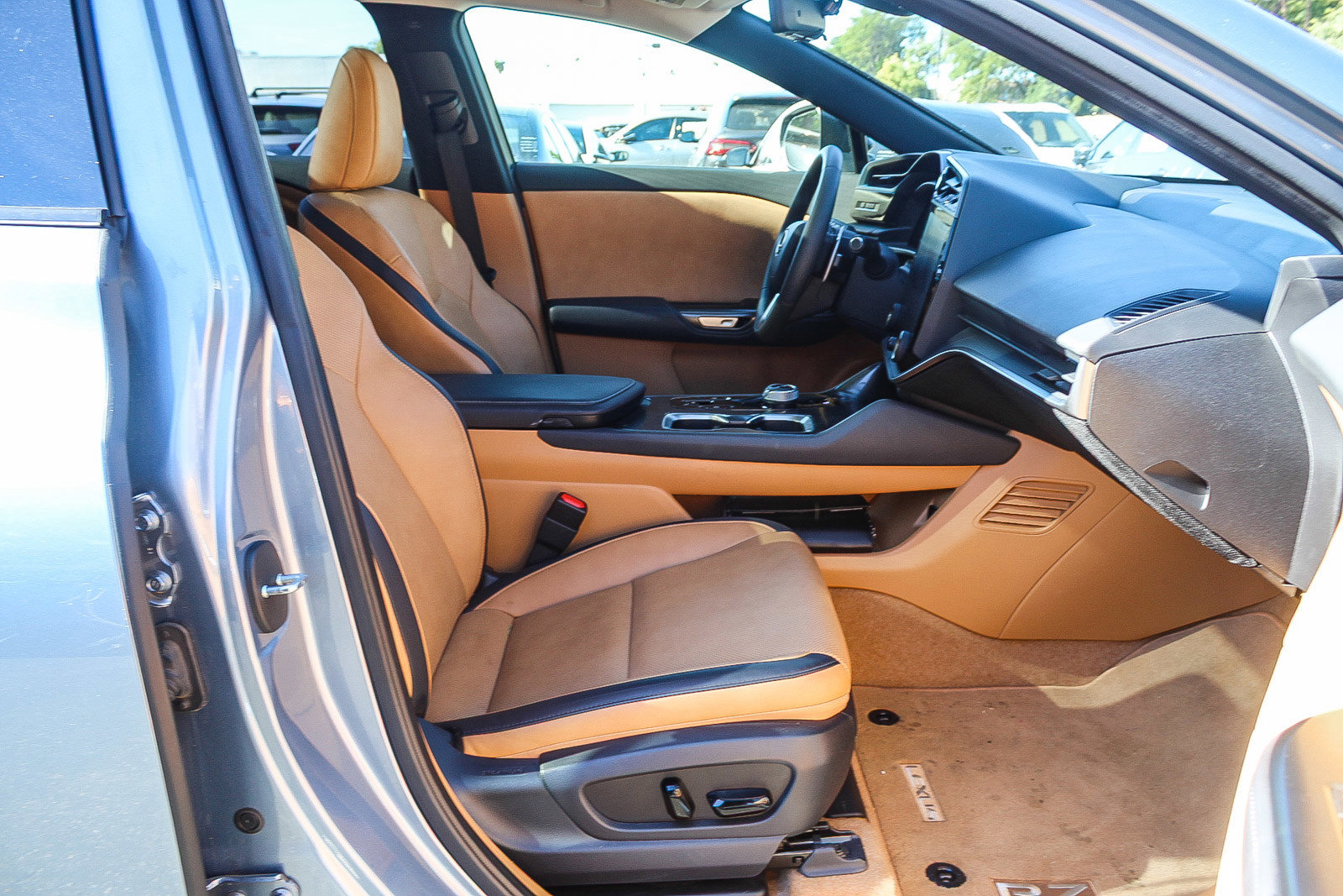 Used 2023 Lexus RZ 450e Premium image 16