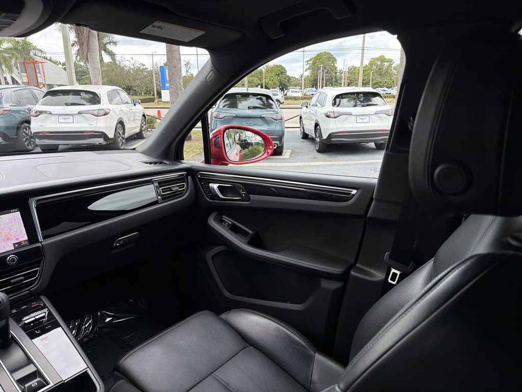 Used 2022 Porsche Macan w/ Premium Package Plus image 17
