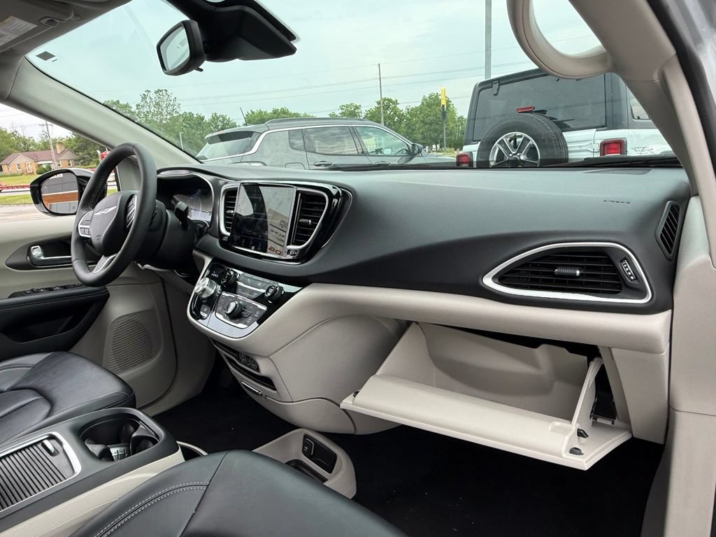 Used 2024 Chrysler Pacifica Touring-L FWD image 12