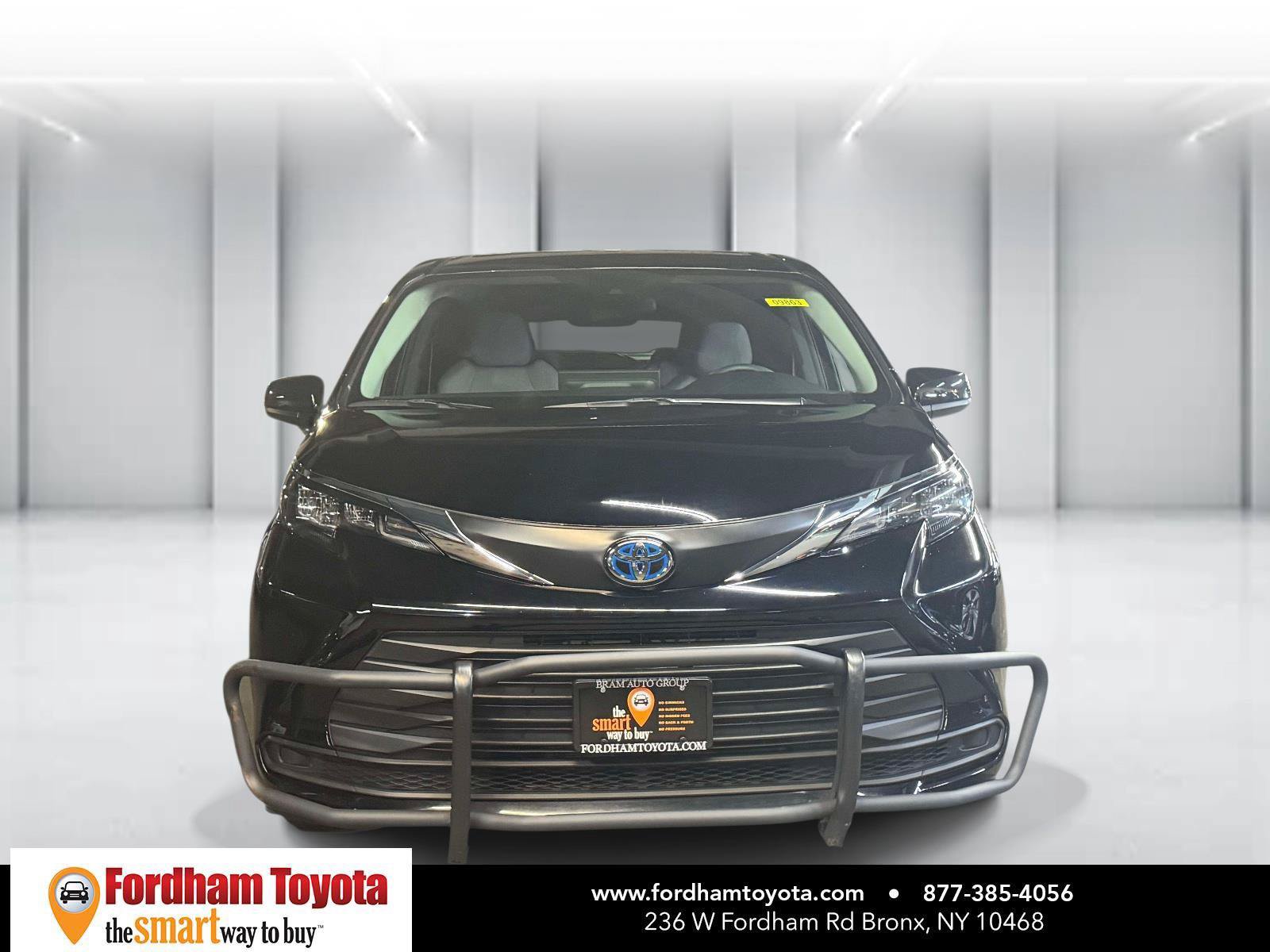 Used 2025 Toyota Sienna LE AWD/4WD image 2